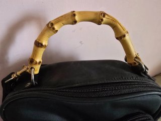 Borsa donna nera con manico bambù