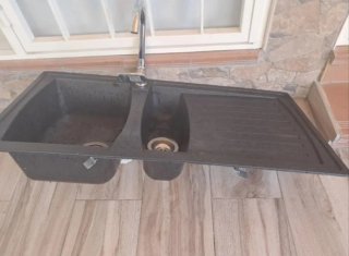 Fregadero doble negro con grifo