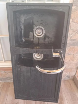 Fregadero doble negro con grifo
