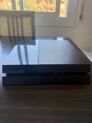 PS4 (PlayStation 4) + controller + 4 giochi
