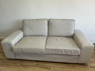 Sofá de tela gris