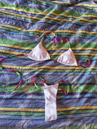 Bikini Tanga Blanco con Detalles Multicolor