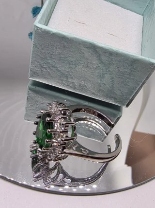 Anillo vintage con piedra verde