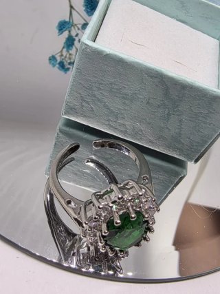 Anillo vintage con piedra verde