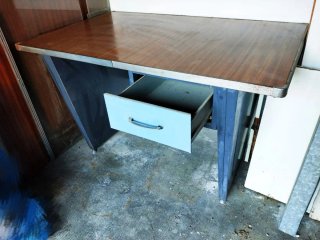 Escritorio metal y madera