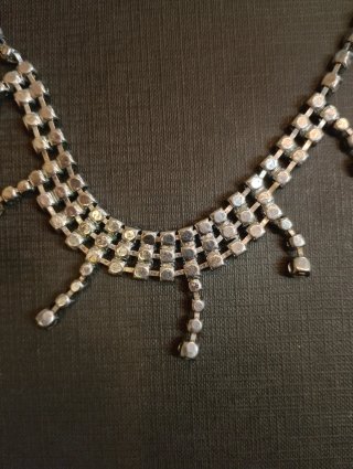 Colgante de bisutería con pedrería