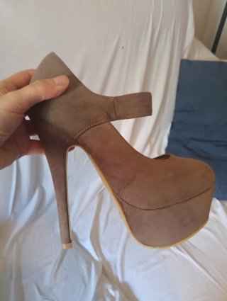 Zapatos de tacón marrón con tira