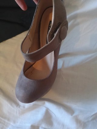 Zapatos de tacón marrón con tira