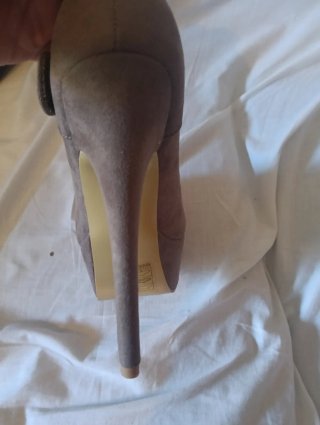 Zapatos de tacón marrón con tira