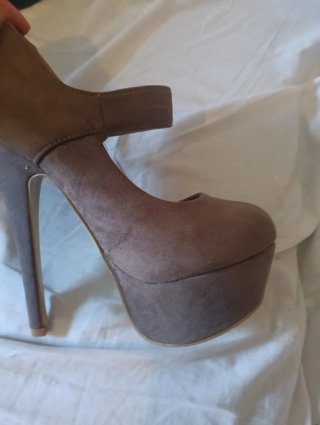Zapatos de tacón marrón con tira