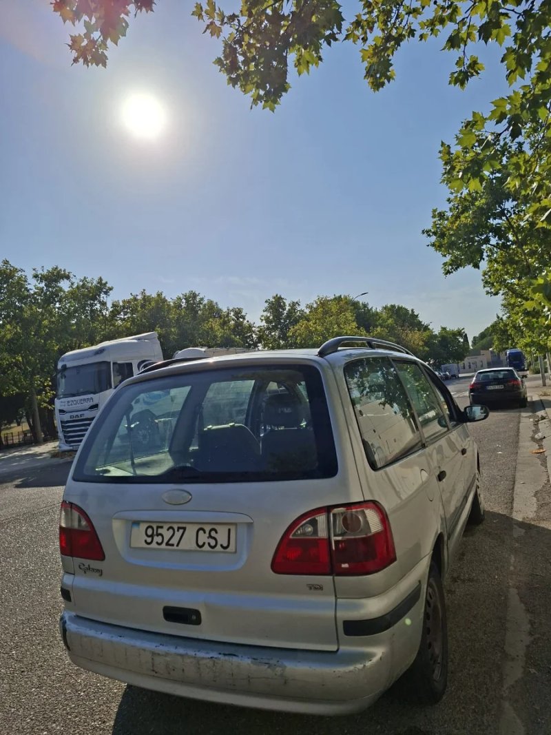 Ford Galaxy 2004 - foto 1