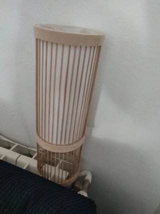 Lámpara pequeña de madera y papel