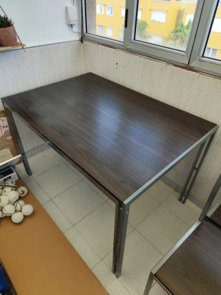 Mesa madera y metal + 4 sillas