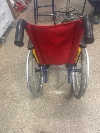Silla de ruedas pediátrica roja