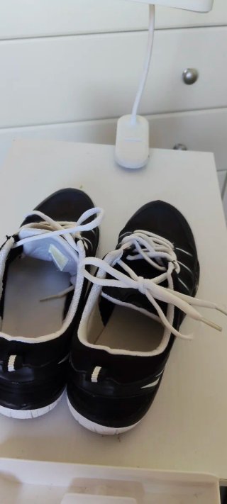 Zapatillas deportivas negras y blancas