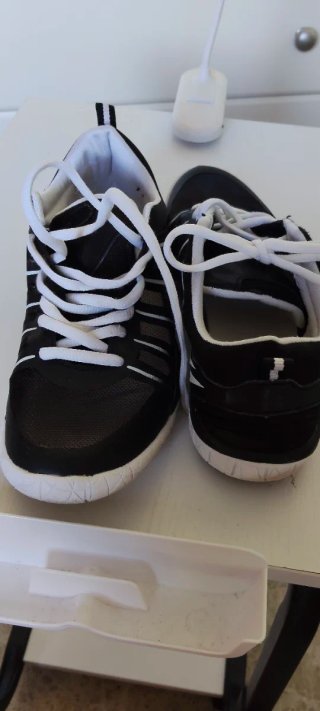 Zapatillas deportivas negras y blancas