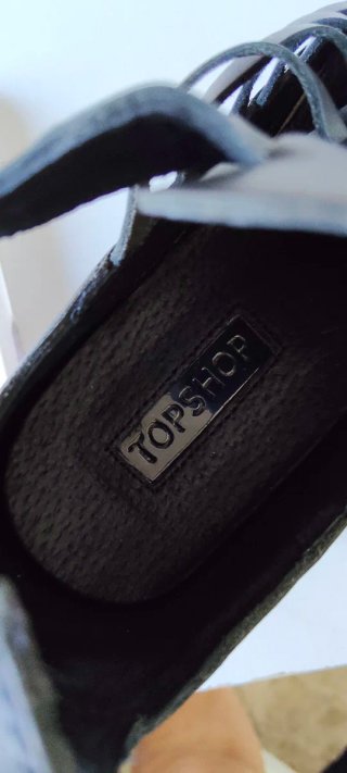 Zapatillas deportivas negras y blancas