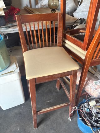 Sillas de madera con asiento beige