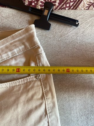 Pantalón pitillo beige