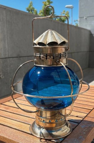 Farol náutico antiguo azul y dorado