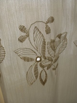 Visillo/Cortina Beige con diseño de  Flores.. 3,40