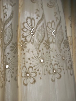 Visillo/Cortina Beige con diseño de  Flores.. 3,40