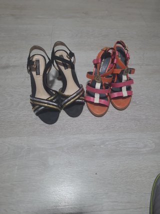 Sandalias de tacón negras y multicolor