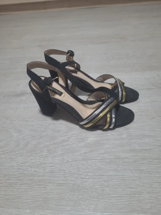 Sandalias de tacón negras y multicolor