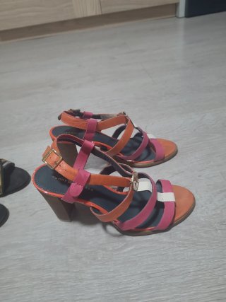Sandalias de tacón negras y multicolor