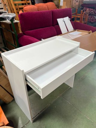 Escritorio moderno blanco con cajón