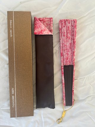 Abanico de seda rosa, artesanía española