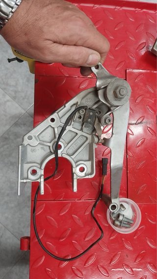 Estribera derecha BMW R850R
