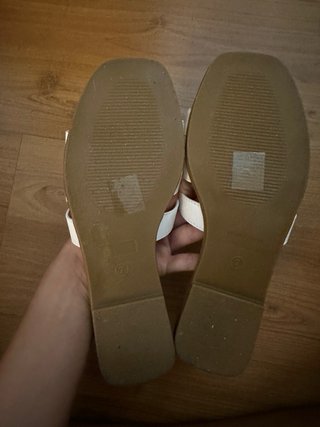 Chanclas blancas Shein H doradas