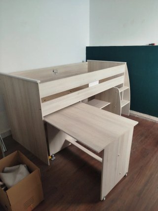Cama alta juvenil con escritorio y escalera