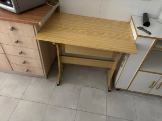 Mesa de madera color beige y marrón