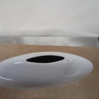 Jarrón de diseño blanco y gris