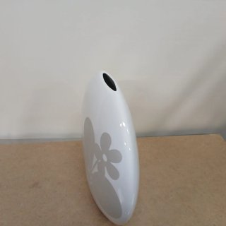 Jarrón de diseño blanco y gris