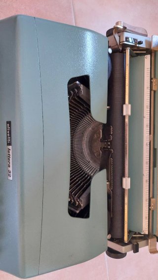Máquina de escribir Olivetti Lettera 32
