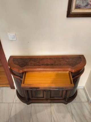 Aparador clásico de madera con cajón y armario