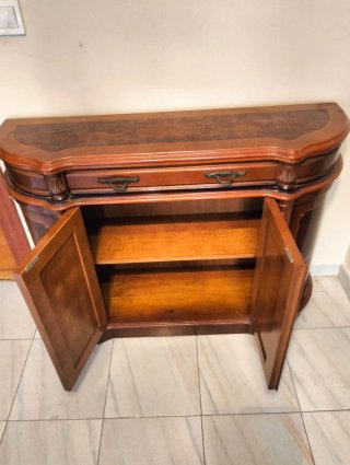 Aparador clásico de madera con cajón y armario