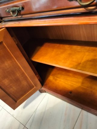 Aparador clásico de madera con cajón y armario