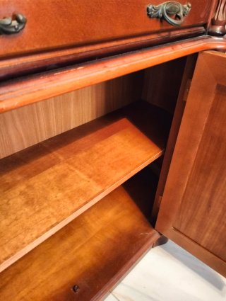 Aparador clásico de madera con cajón y armario