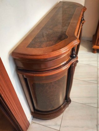 Aparador clásico de madera con cajón y armario