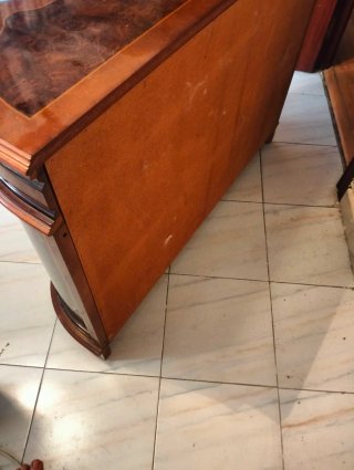 Aparador clásico de madera con cajón y armario