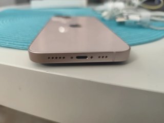 iPhone 13 256Gb ed. speciale rosa e auricolari.