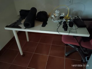 Mesa de escritorio blanca.