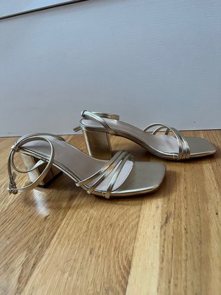 Tacones dorados tacón 6.5cm sin estrenar