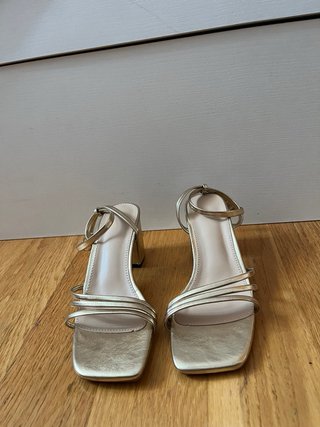Tacones dorados tacón 6.5cm sin estrenar