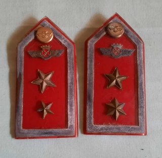 Insignias militares rojas con estrellas