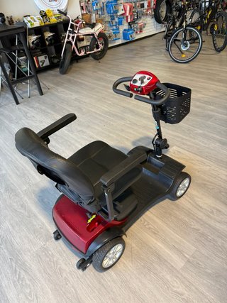 Silla de movilidad reducida con cesta